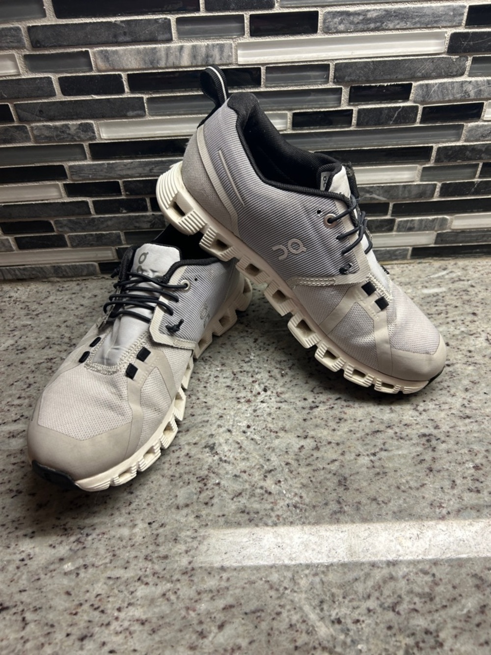 On Running Womens Cloud 5 Sneakers in Light Gray and black size 7 waterproof